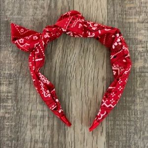 Super cute bandana-style headband 🍓